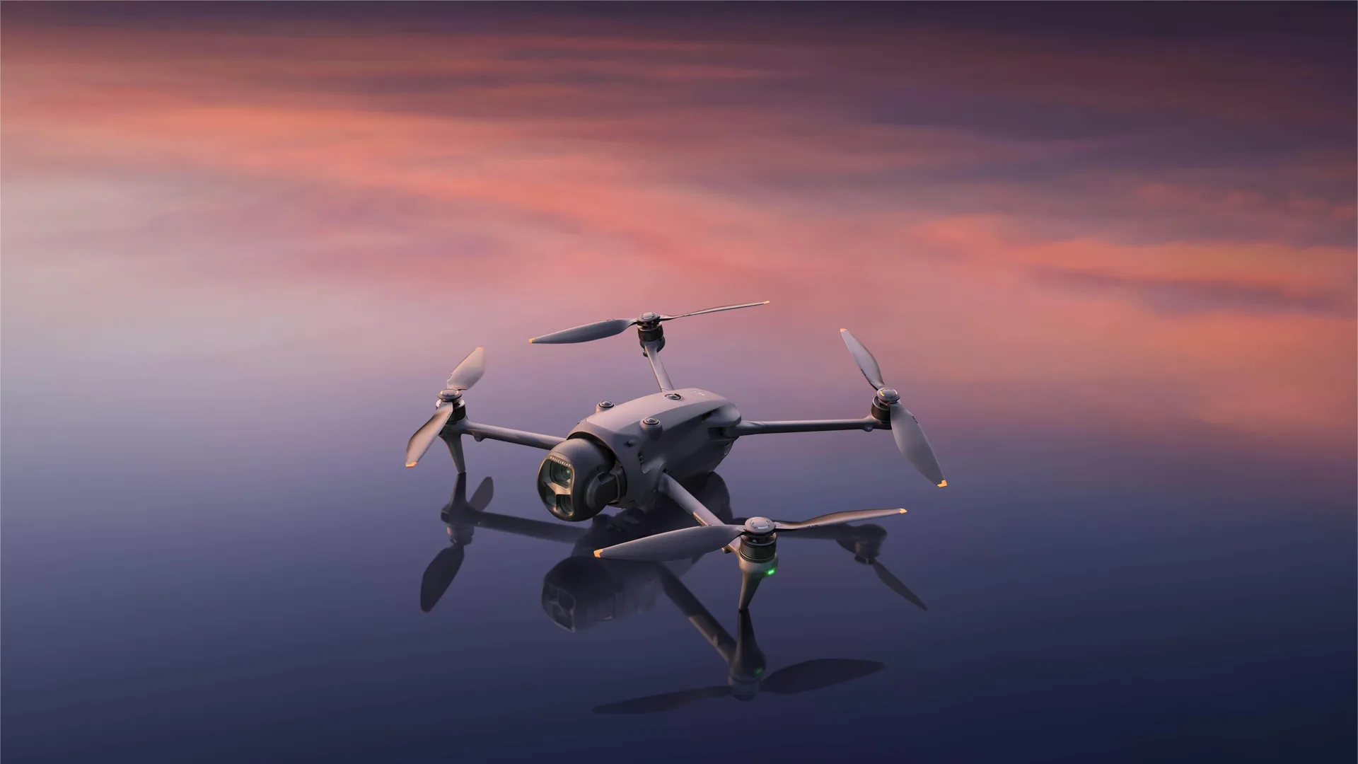 DJI Mavic 4 Pro schwebt vor einem Abendhimmel