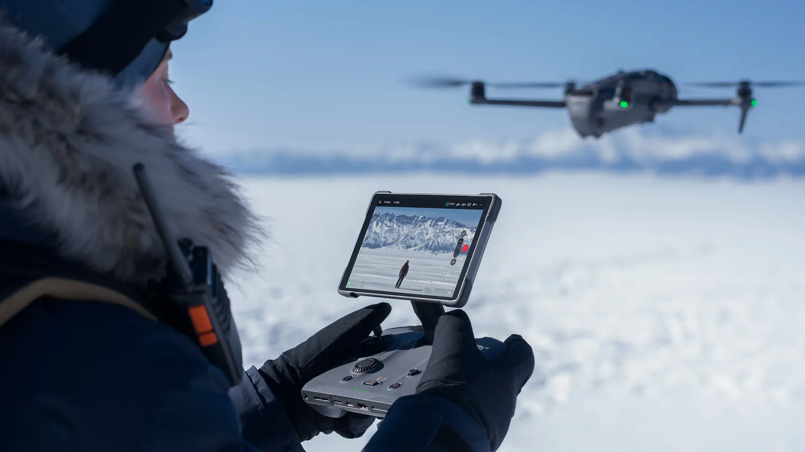 Pilot auf einer Schneefläche steuert die Mavic 4 Pro mit der DJI RC Pro 2
