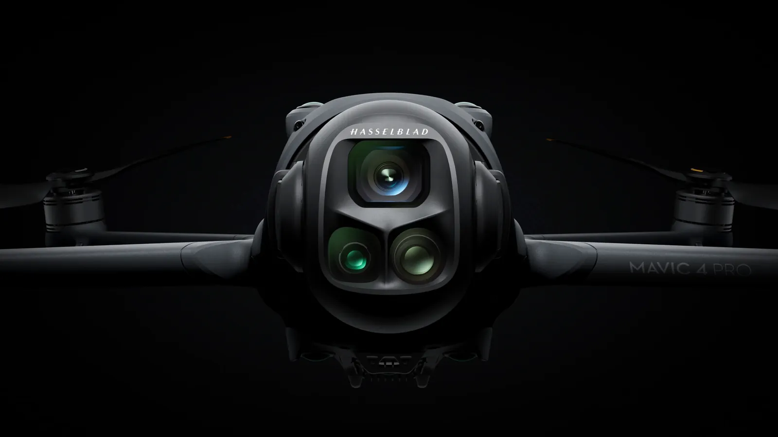 Nahaufnahme des Hasselblad-Dreikamera-Gimbals der DJI Mavic 4 Pro von vorn